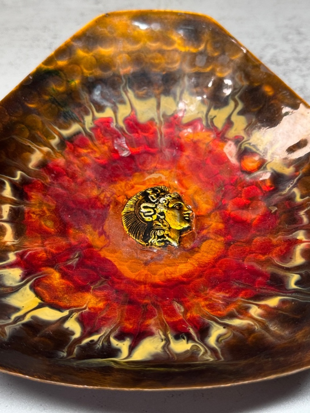 Vintage hammered copper and enamel triangular bowl - Picture 4 of 11